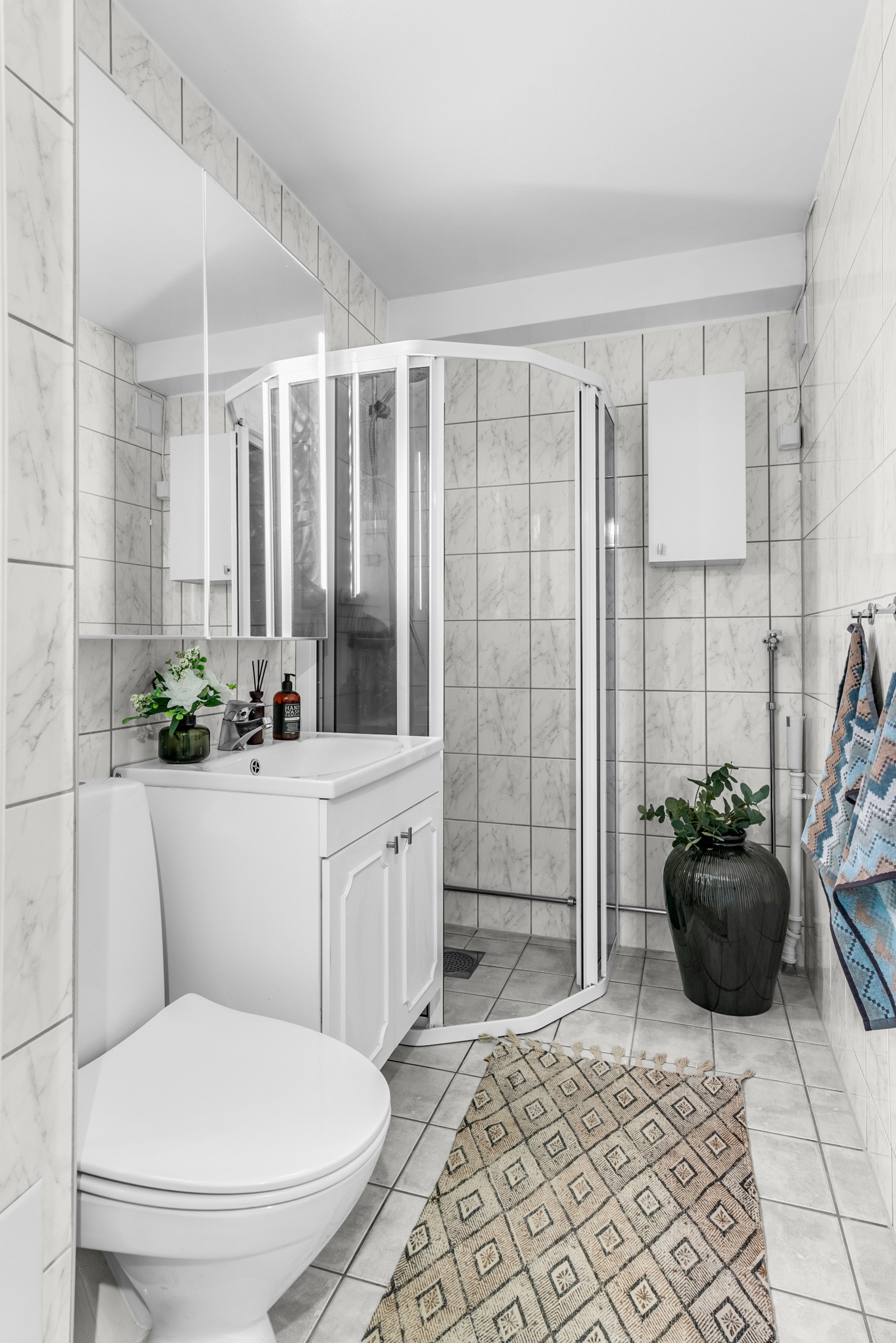 Badet ble totalrehabilitert i regi av borettslaget i 2007, og fremstår som velholdt og fint. Badet er utstyrt med toalett, dusjhjørne og opplegg for vaskemaskin. Galleribilde