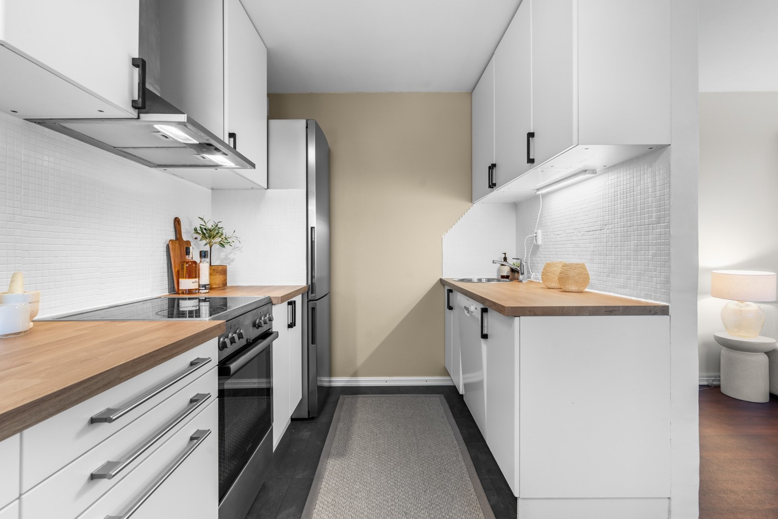 Videre er kjøkkenet utstyrt med kullfilterventilator, benkestikk og opplegg for oppvaskmaskin. Galleribilde