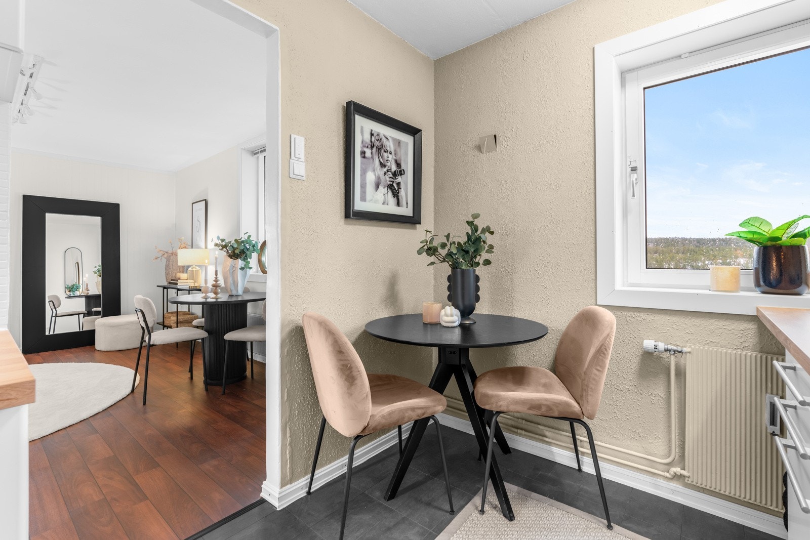 Det passer fint å innrede med et lite spisebord på kjøkkenet. Galleribilde