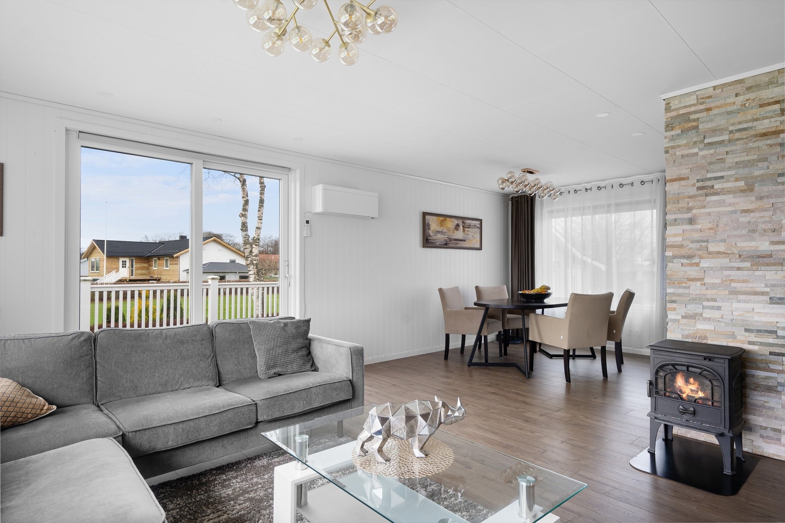 Stue. Med både vedovn og varmepumpe som varmekilder. Galleribilde