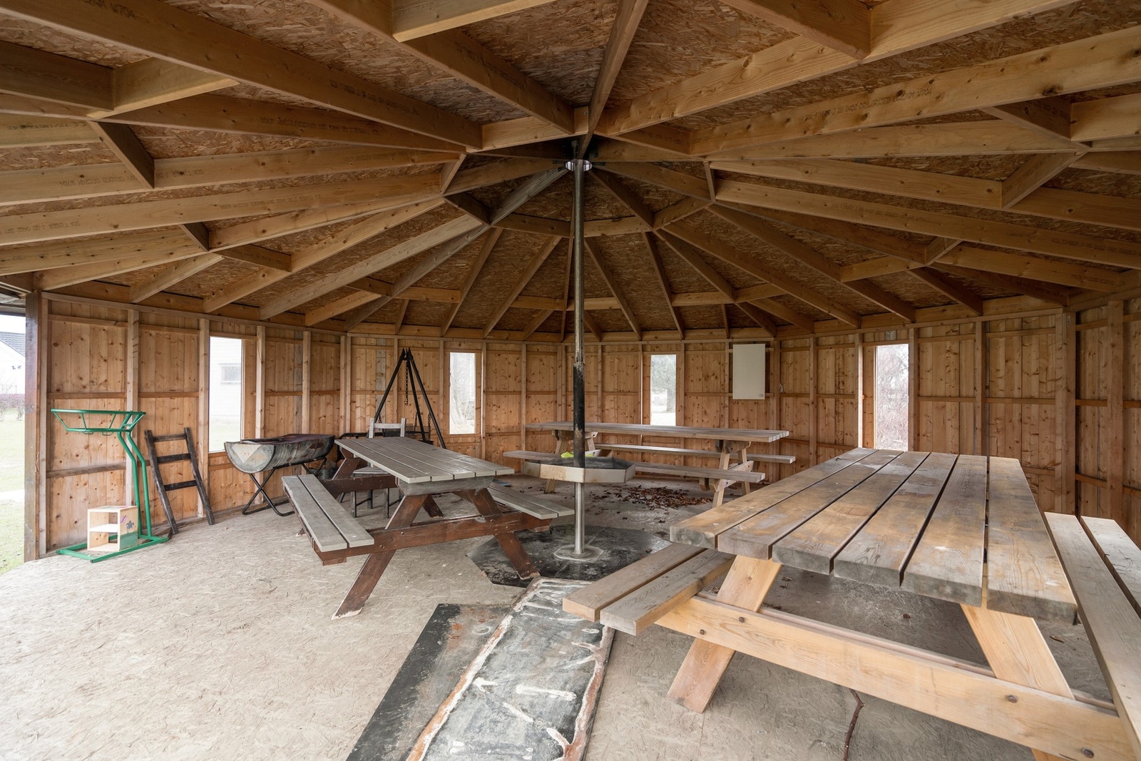 Grillhytte på lekeplass. Et virkelig flott område for både voksne og barn! Galleribilde