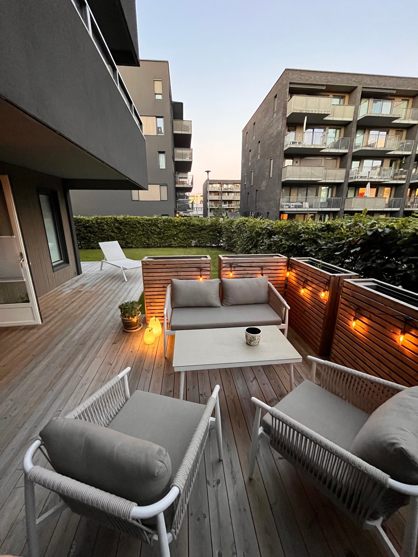 Selgers private bilde av terrasse og hage på sommeren. Galleribilde