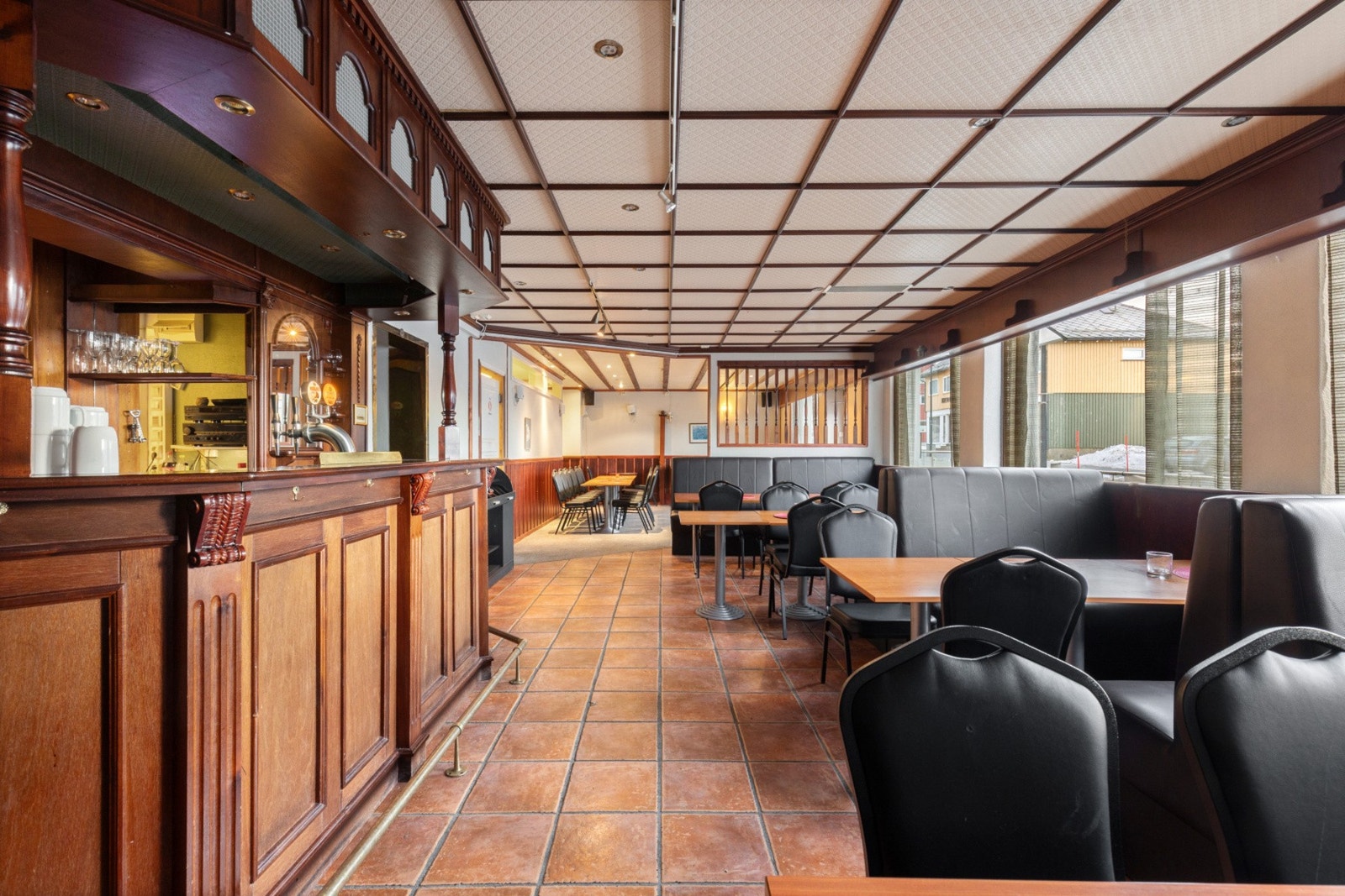 En eiendom som strekker seg over flere innholdsrike plan med næringsdel i underetasjen og tre leiligheter i etasjene over Galleribilde