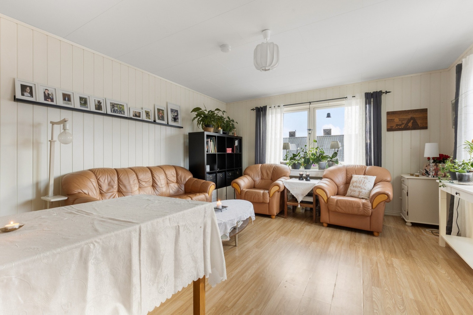 Stuen er av god størrelse og rommer god plass til sofagruppe og spisebord Galleribilde