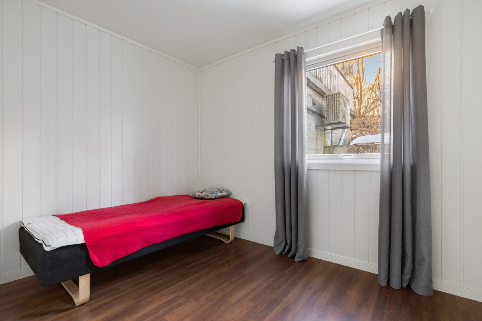 Leilighetens andre soverom rommer plass til seng, nattbord og garderobelsøning Galleribilde