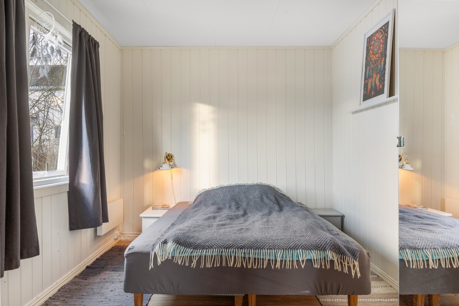 Romslig soverom med god plass til dobbeltseng og garderobeløsning Galleribilde