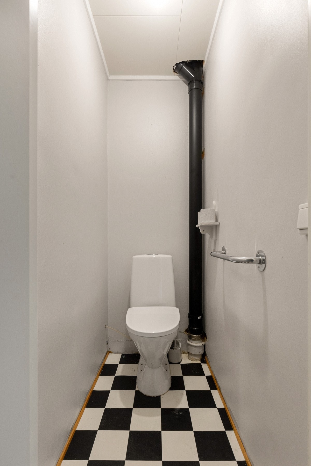 Separat toalettrom i entreen Galleribilde