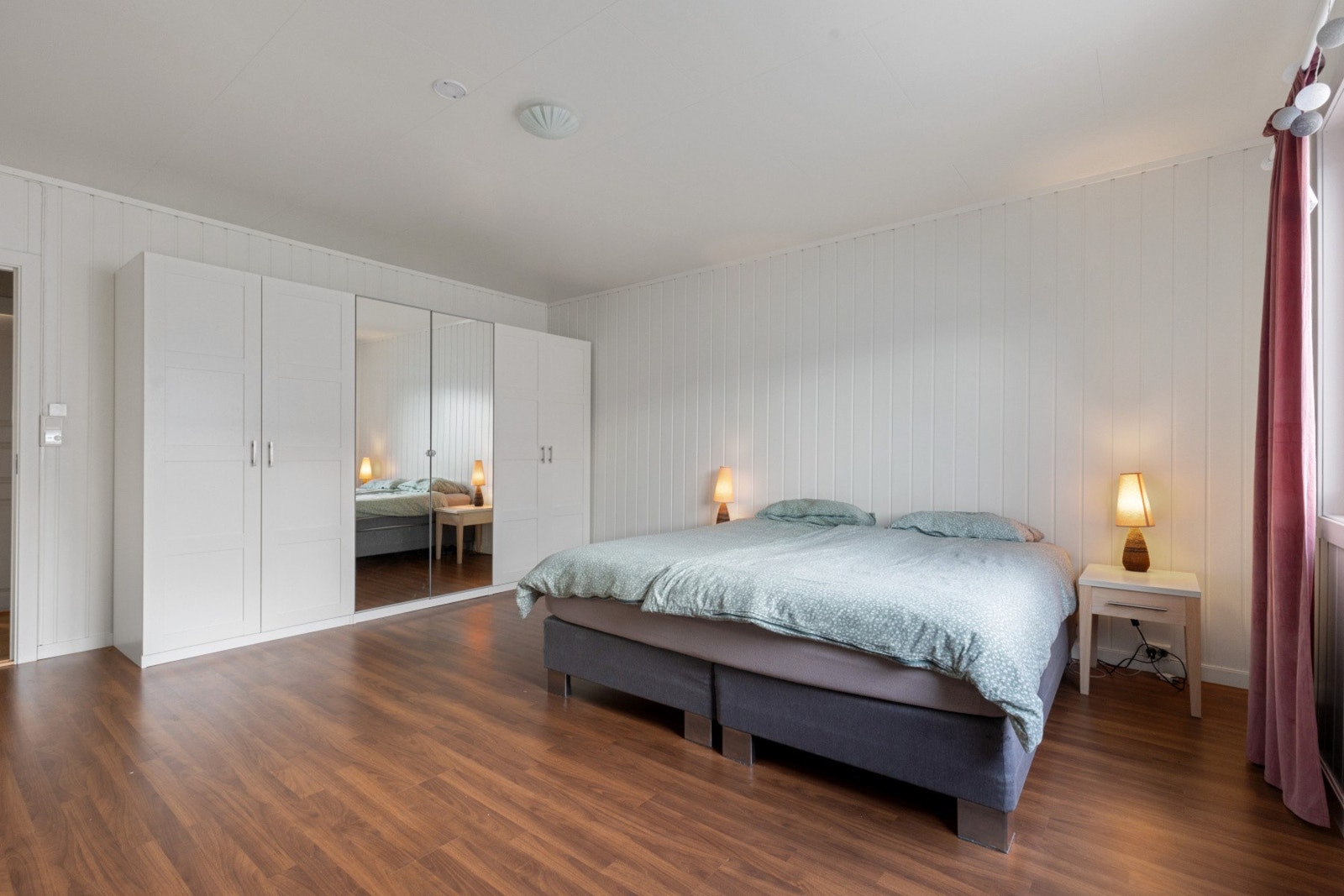 Gode oppbevaringsmuligheter i garderobeskap Galleribilde