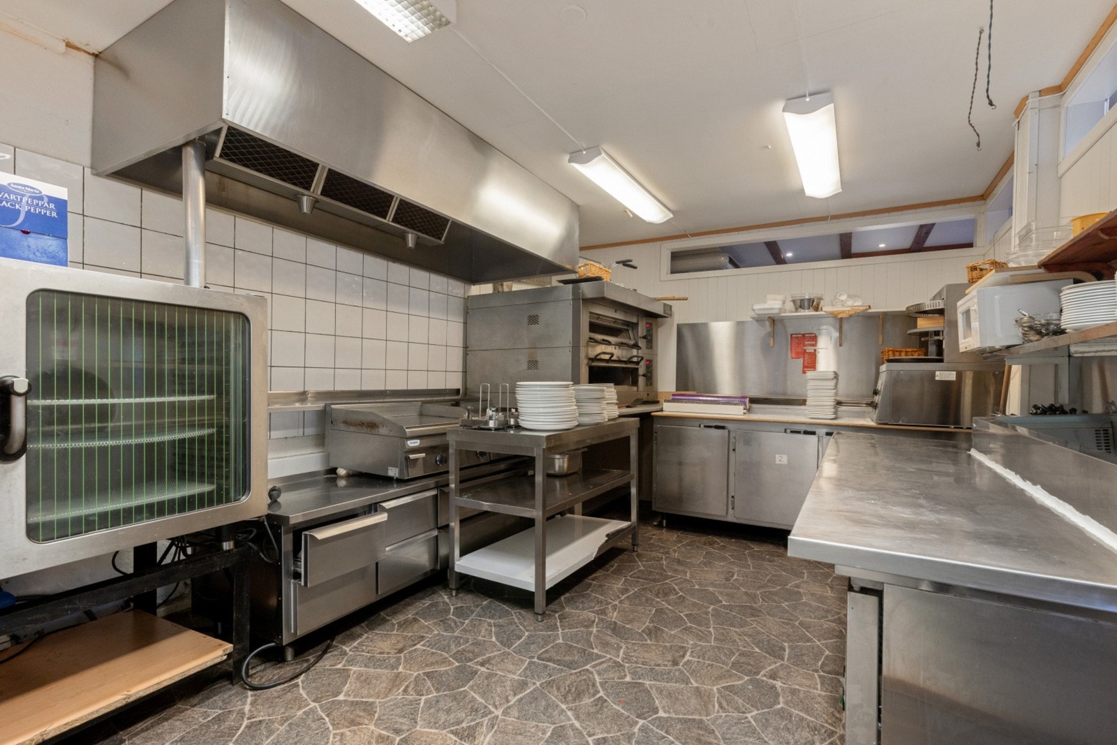 Stort kjøkken med kjøkkenredskaper av god kvalitet Galleribilde