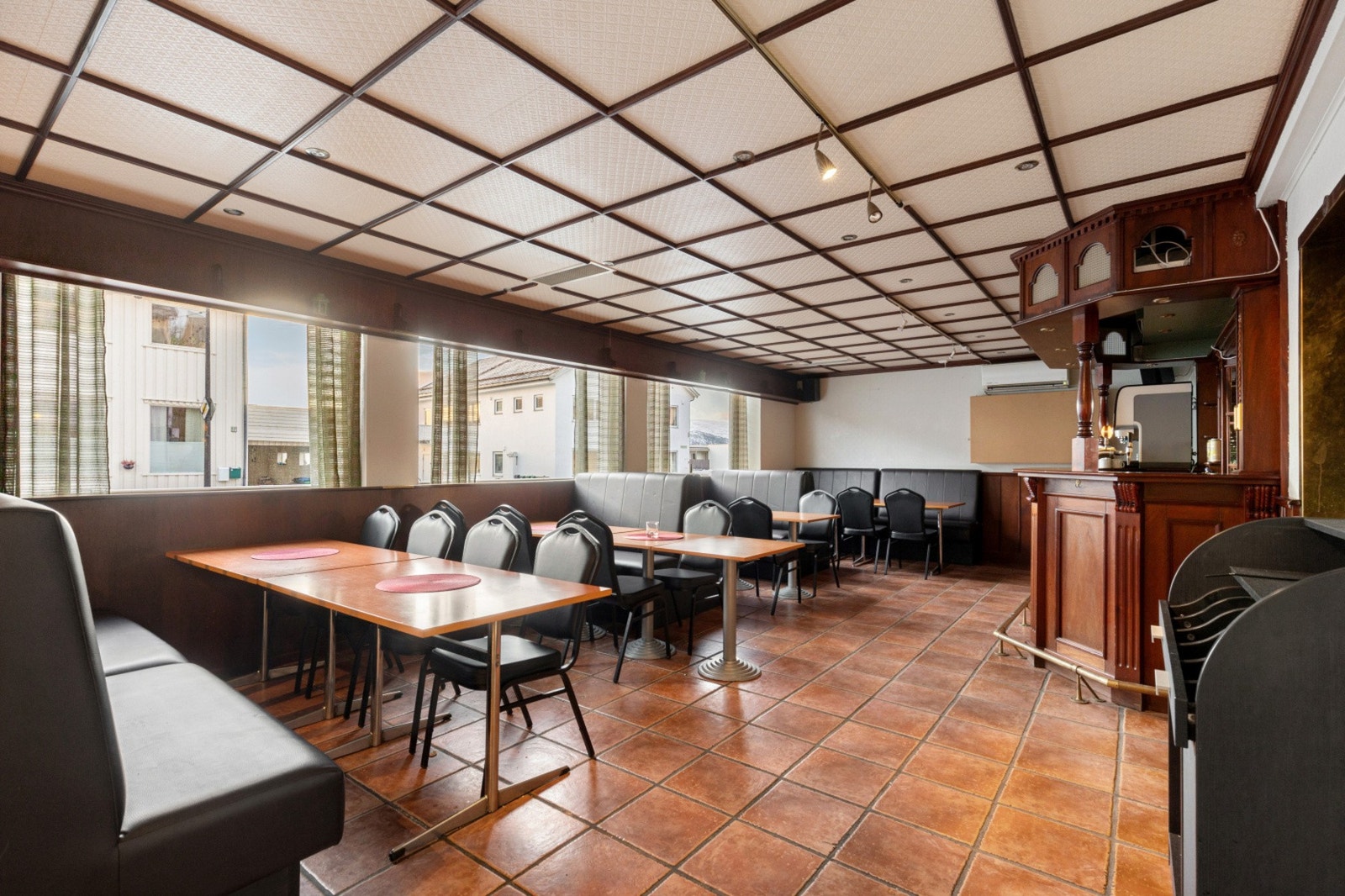 Lokalet er av god størrelse og plass til mange bord med stoler Galleribilde