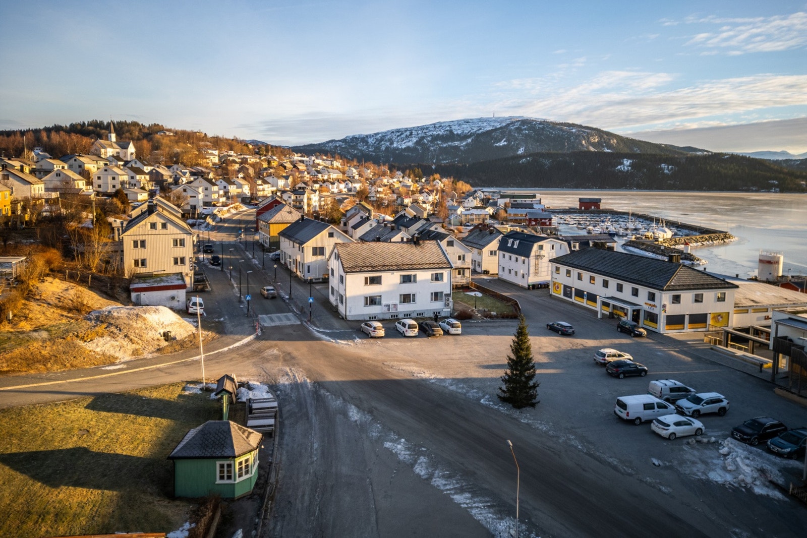 Eiendommen har en svært sentral beliggenhet på Hemnesberget Galleribilde