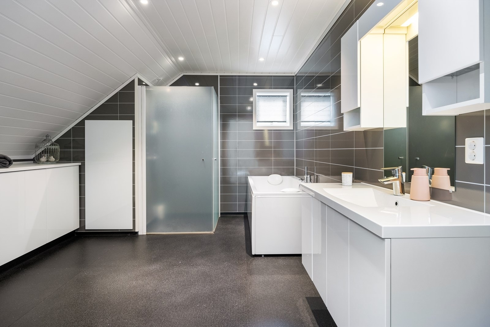 Lekkert bad med god plass. Her kan du slappe av i boblebadet etter ein lang dag på jobb. Galleribilde
