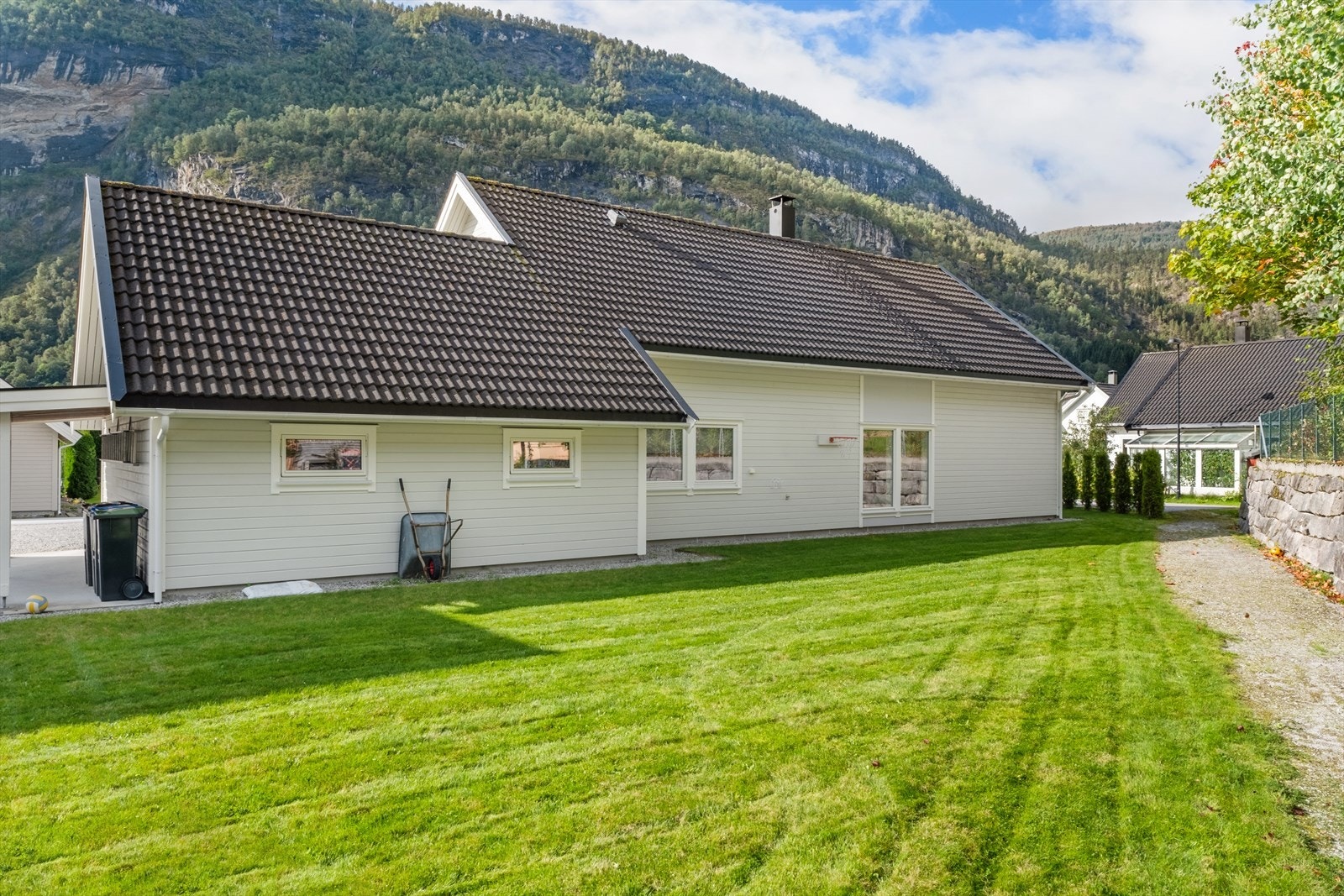Tomta er flat og lettstelt. Her er det plass til å spele fotball og anna leik og moro. Galleribilde