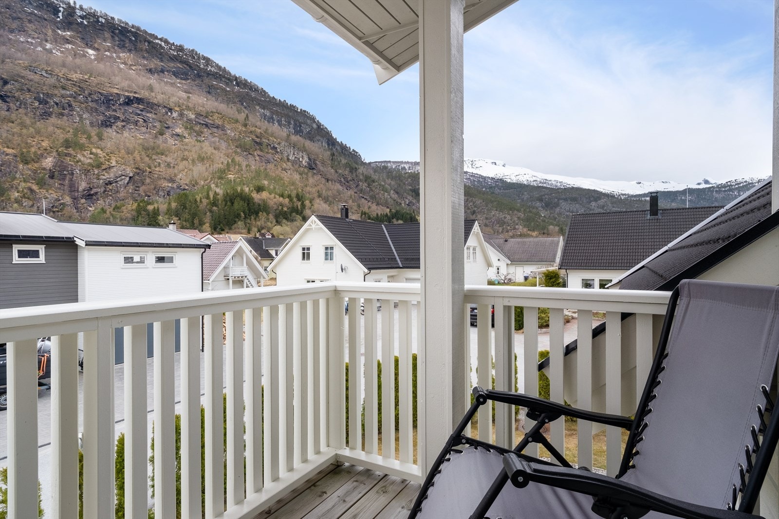 Sørvendt veranda med takoverbygg. Her har du utsikt til både Molden og Hest. Galleribilde