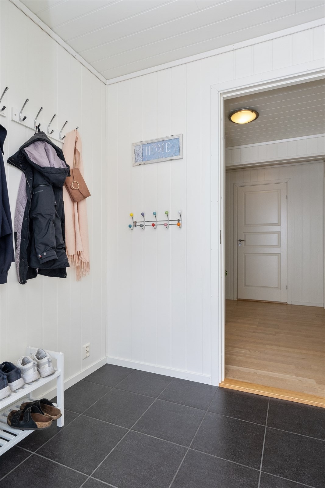 Lys og innbydande entré med praktiske med garderobe og praktiske oppbevaringsløysningar. Galleribilde