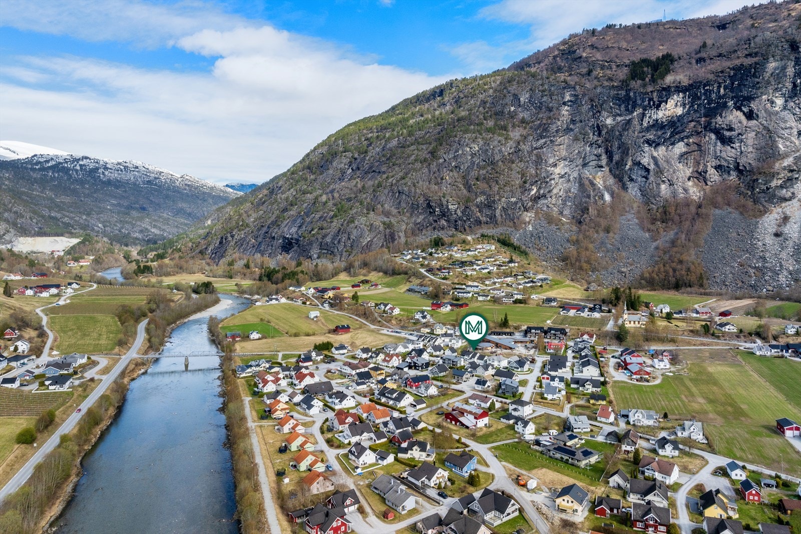 Gaupne har ein idyllisk beliggenheit langs fjord og fjell. Perfekt for familiar som likar å vere nær naturen, men samstundes har nærheit til alt ein treng i kvardagen. Galleribilde
