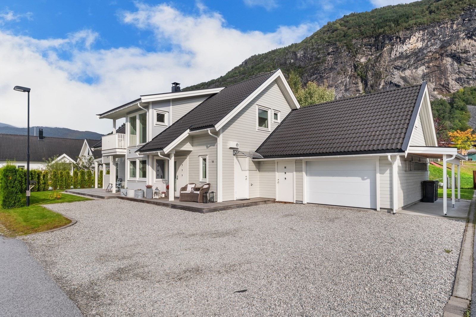 Her bur du i eit etablert og roleg bustadfelt med mange barnefamilar rundt deg. Galleribilde