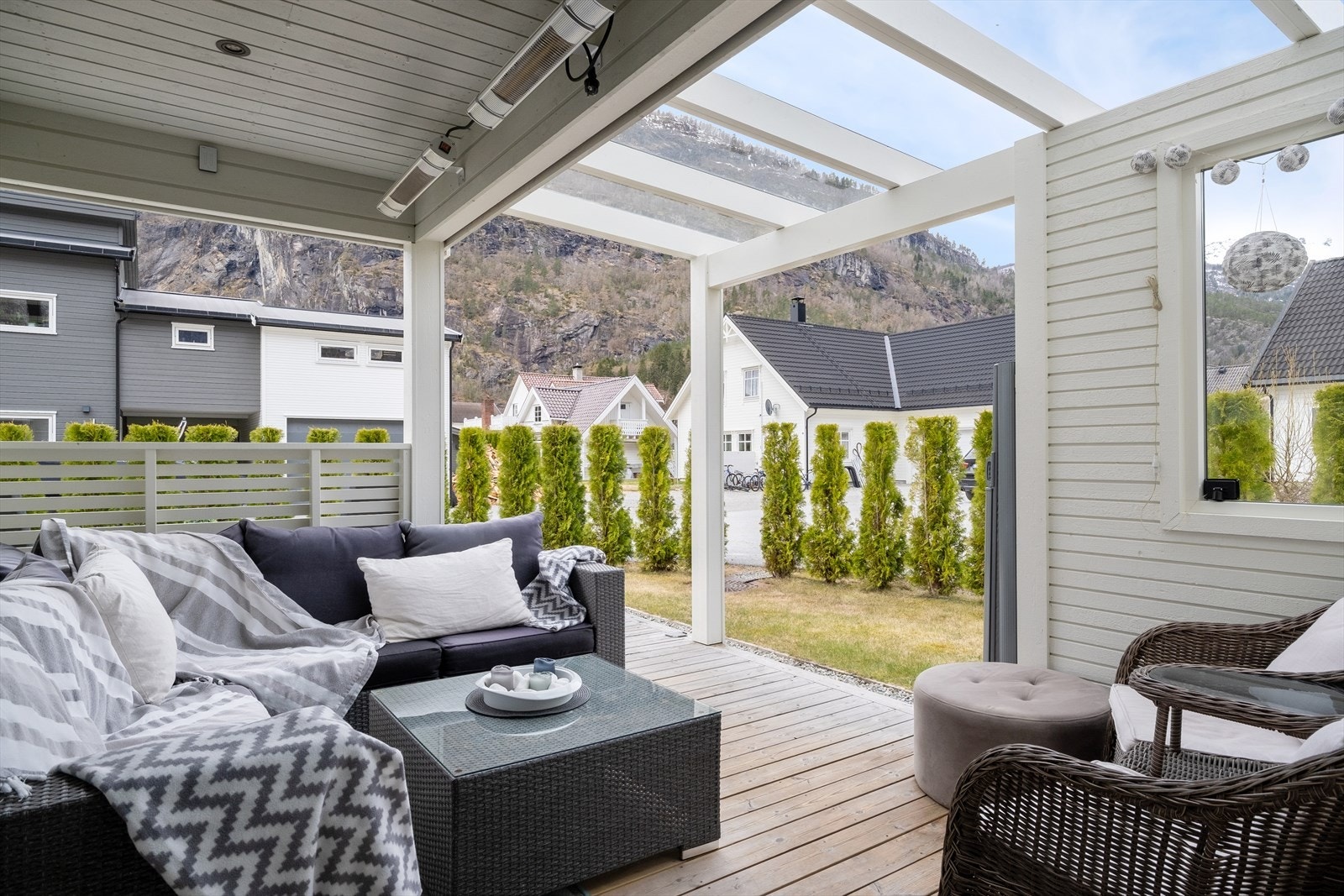 Frå stova har ein utgang til ein koseleg uteplass med takoverbygg i glass. Denne delen fungerer som ei ekstra stove om sommaren. Galleribilde