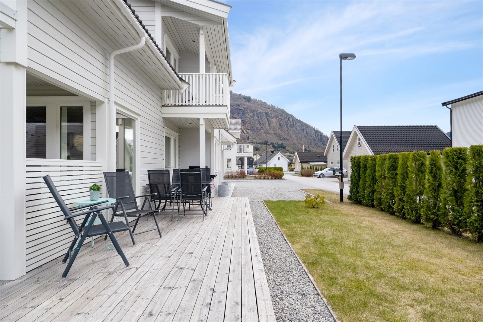Det er bygd markterrasse på to sider av huset. Her kan ein følgje sola frå tidleg morgon til den går ned om kvelden. Galleribilde