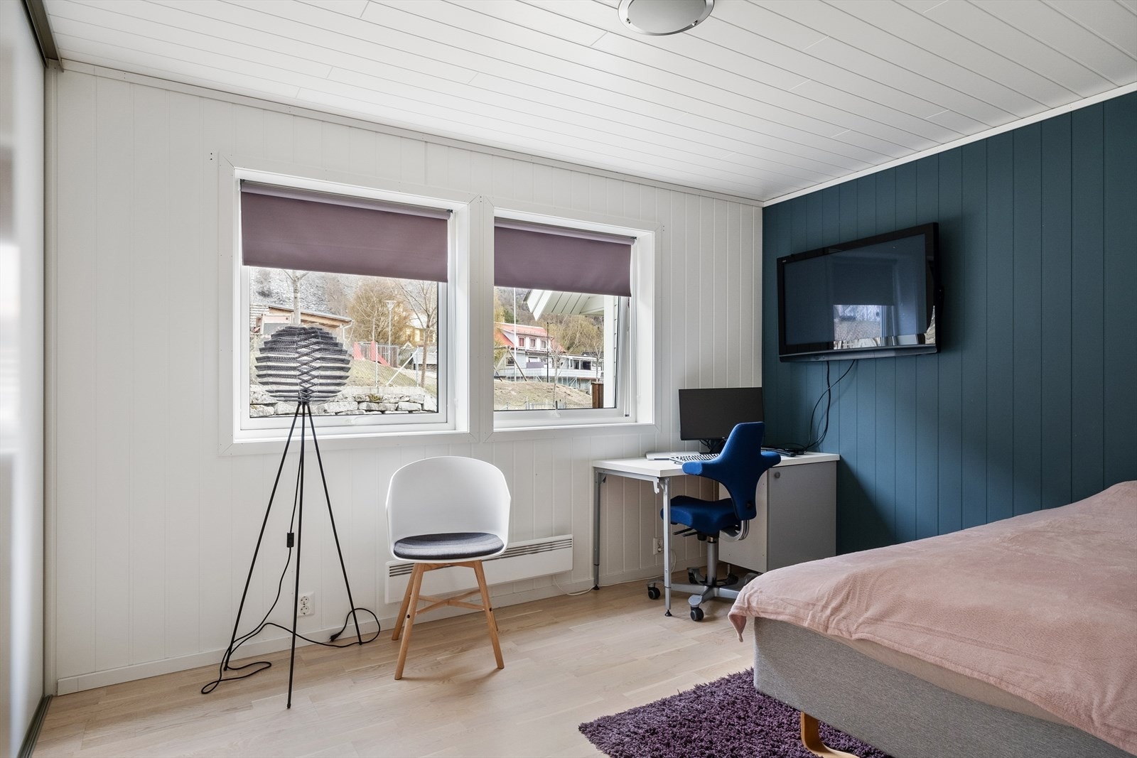Soverom i 1.etg. innreia med skyvedørsgarderobe. Galleribilde