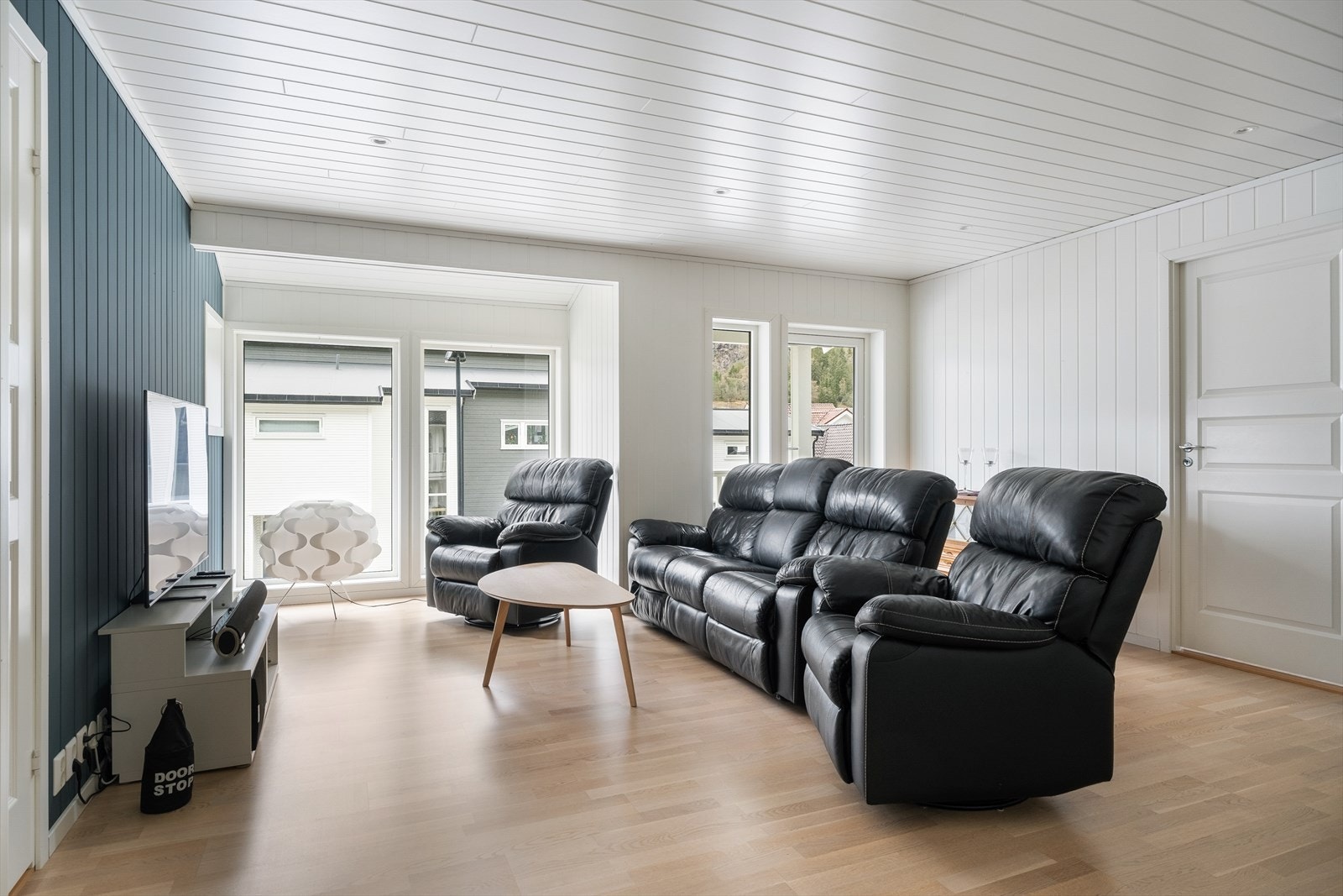 Triveleg loftstove med eigen veranda. Perfekt som TV-stove. Led- spottar i himling Galleribilde
