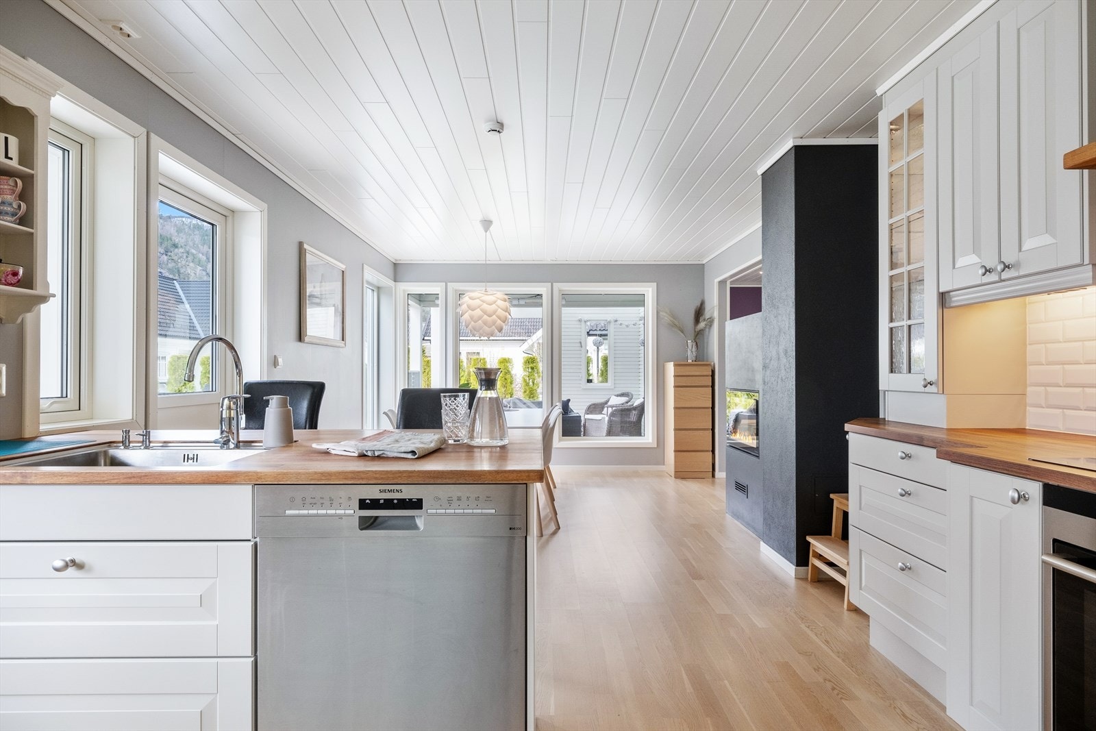 Kvitevarer består av kjøl/fryseskåp, oppvaskmaskin, komfyr, induksjonstopp og micro. Galleribilde