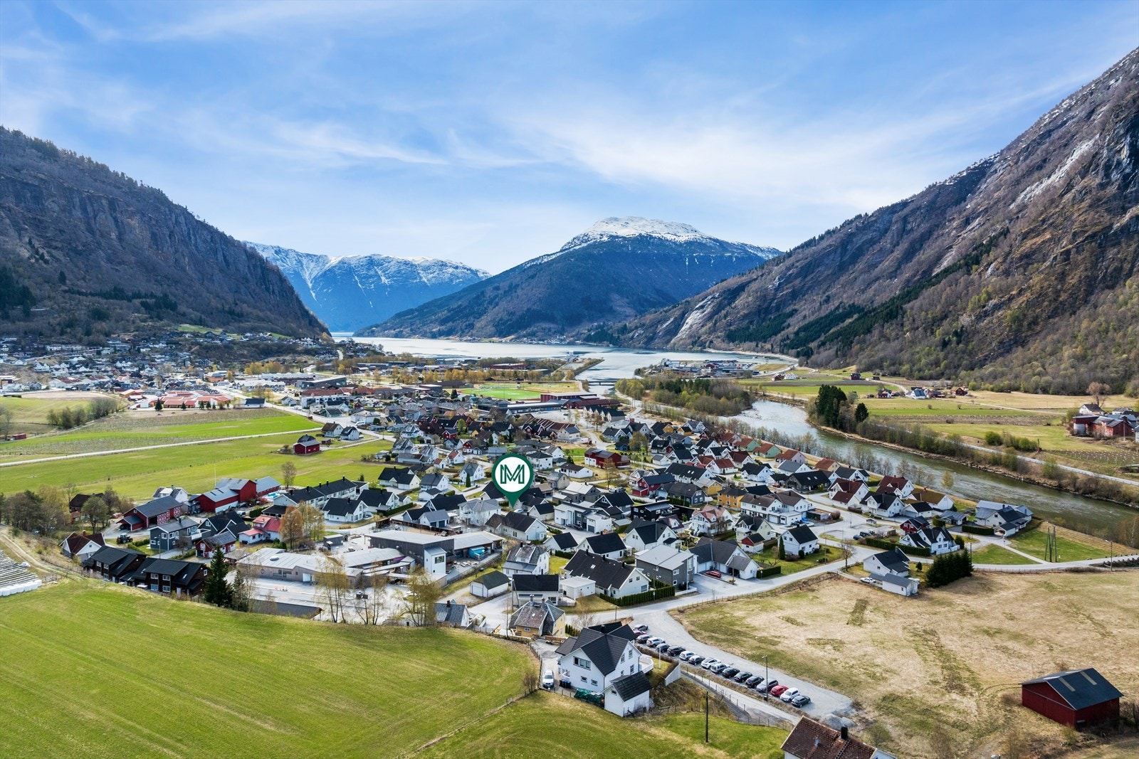 Her kan ungane gå til skule, idrettsanlegg og Lustrabadet.
Barnehagen ligg rett i nærleiken. Galleribilde