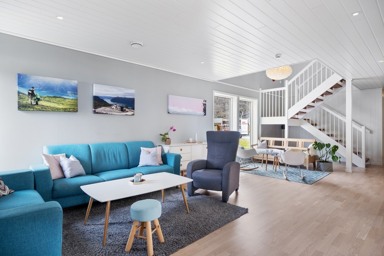Lys stove med parkett på golv og stilren innreiing. Led-spottar med dimming i stove og kjøkken. Galleribilde