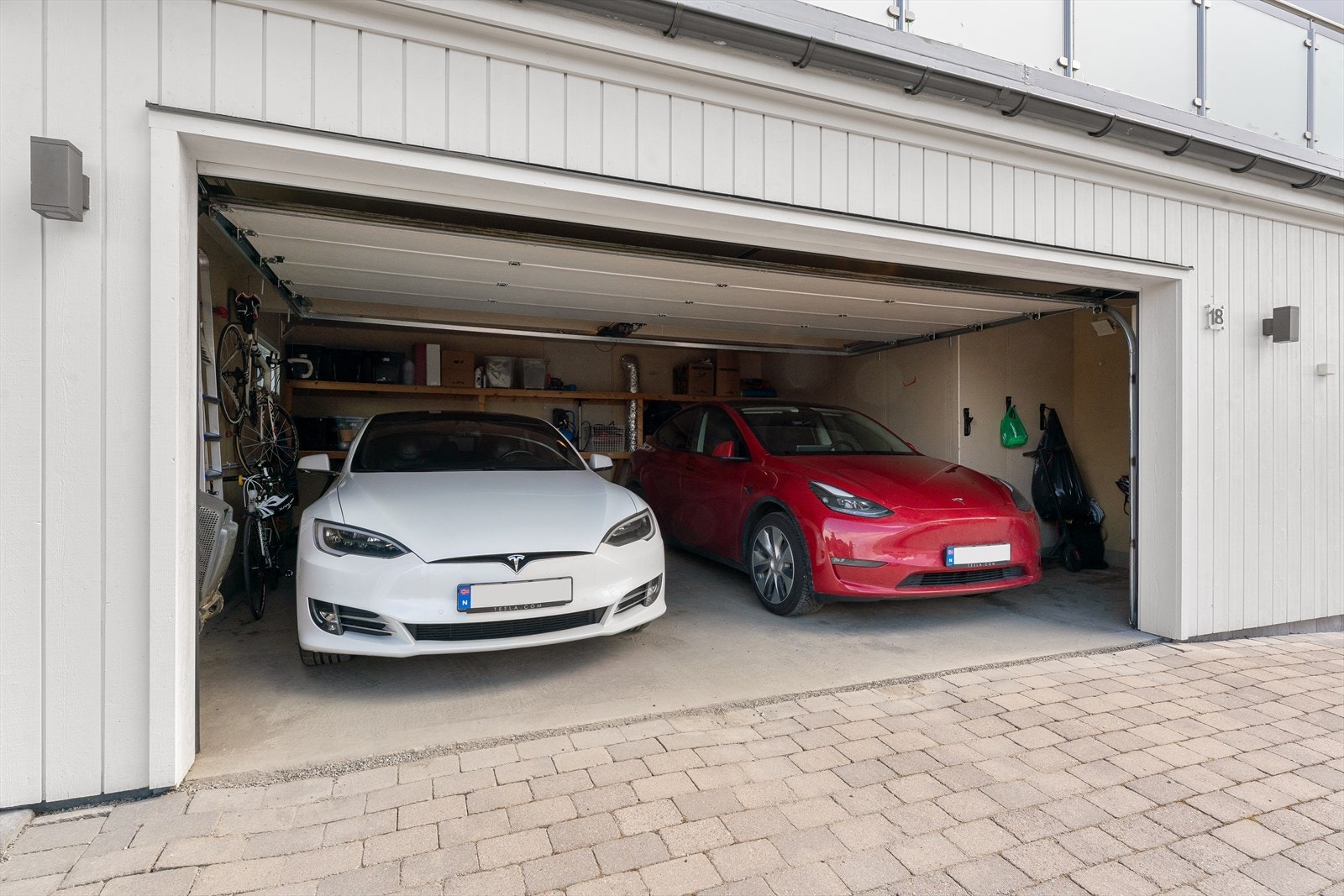 Garasje med to elbilladere. Galleribilde