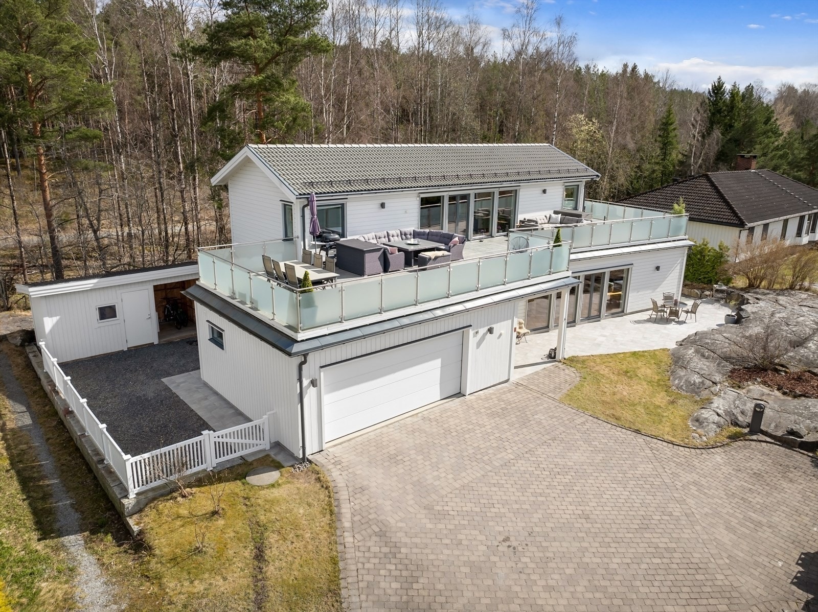 Velkommen til Gydas vei 18. Fine uteområder og et inngjerdet område som kan være en fin luftegård for hunder. Galleribilde