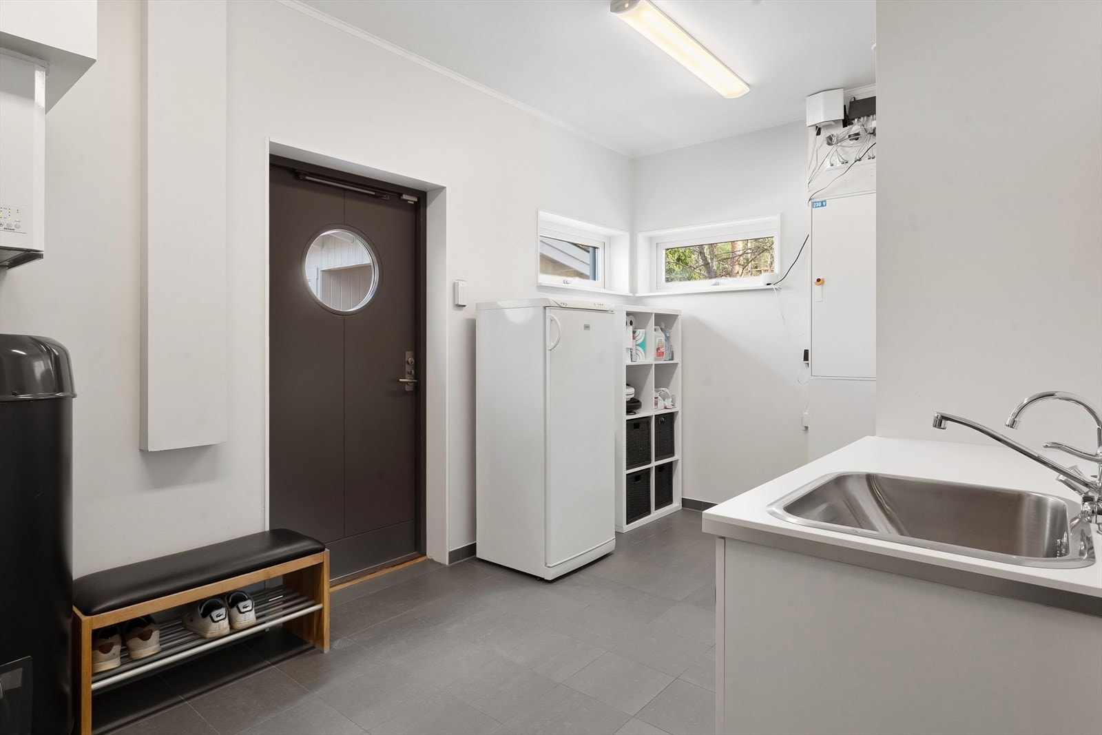 Vaskerom/tekniskrom med egen inngang. Galleribilde
