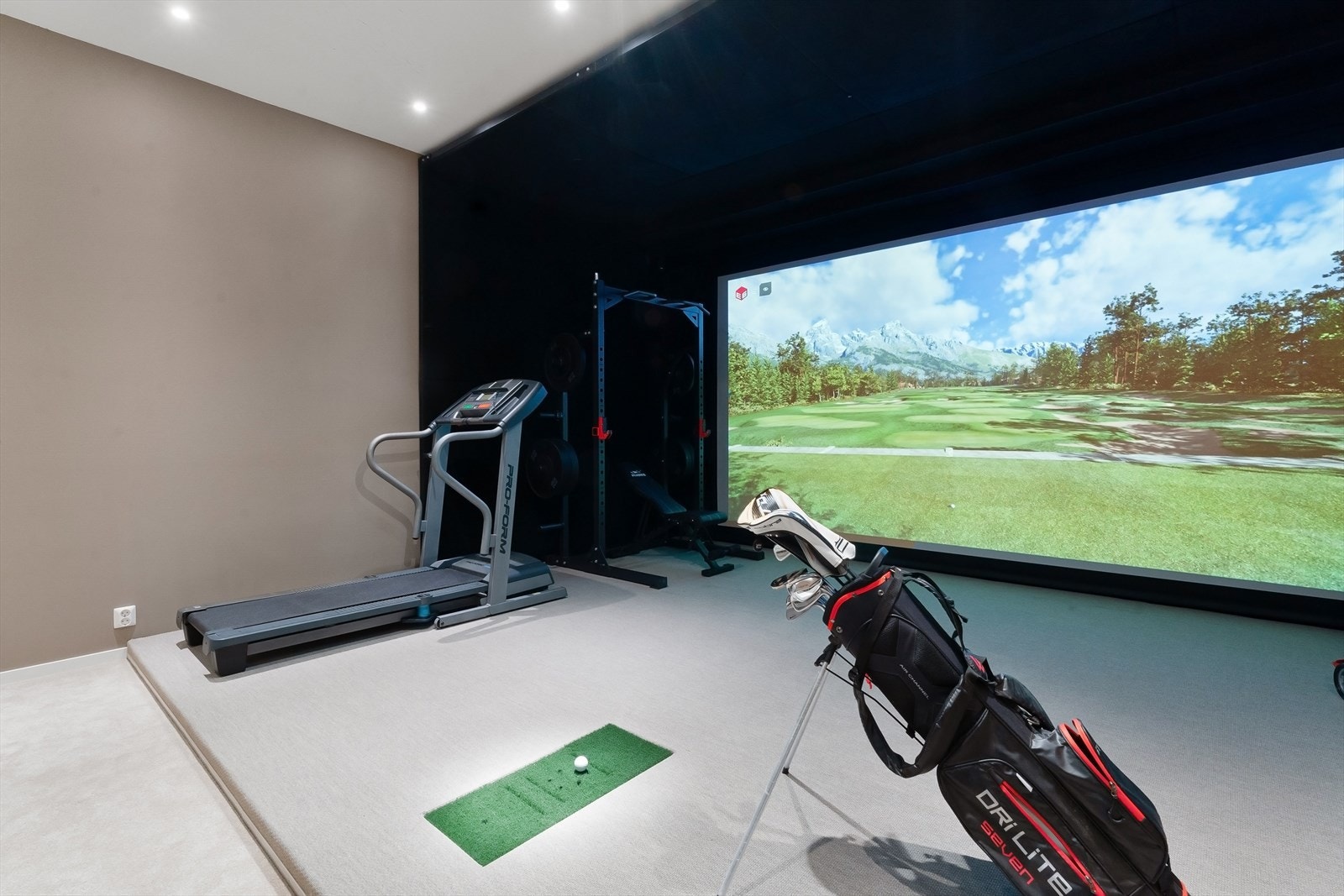Stor og nyoppusset kjellerstue med markedets beste golfsimulator, TruGolf E6 APEX. Er også 4K hjemmekino og treningsapparater i kjellerstuen. Galleribilde