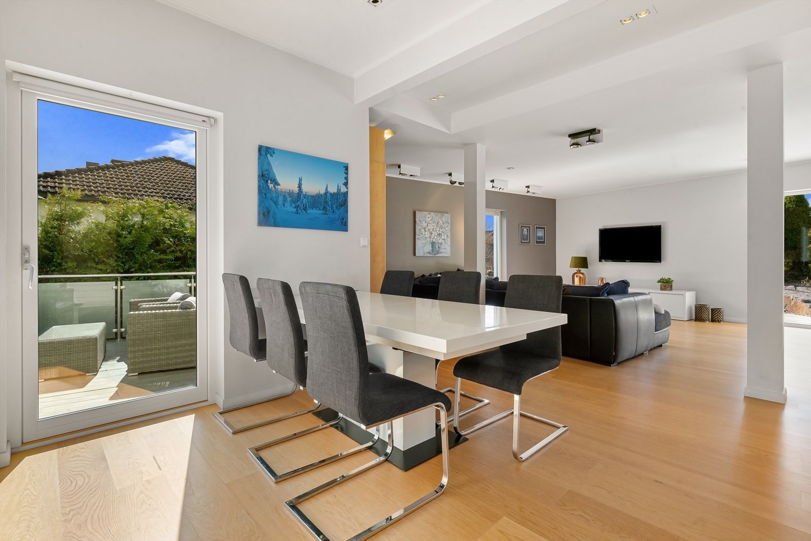 Egen utgang fra kjøkkenet til terrasse. Galleribilde