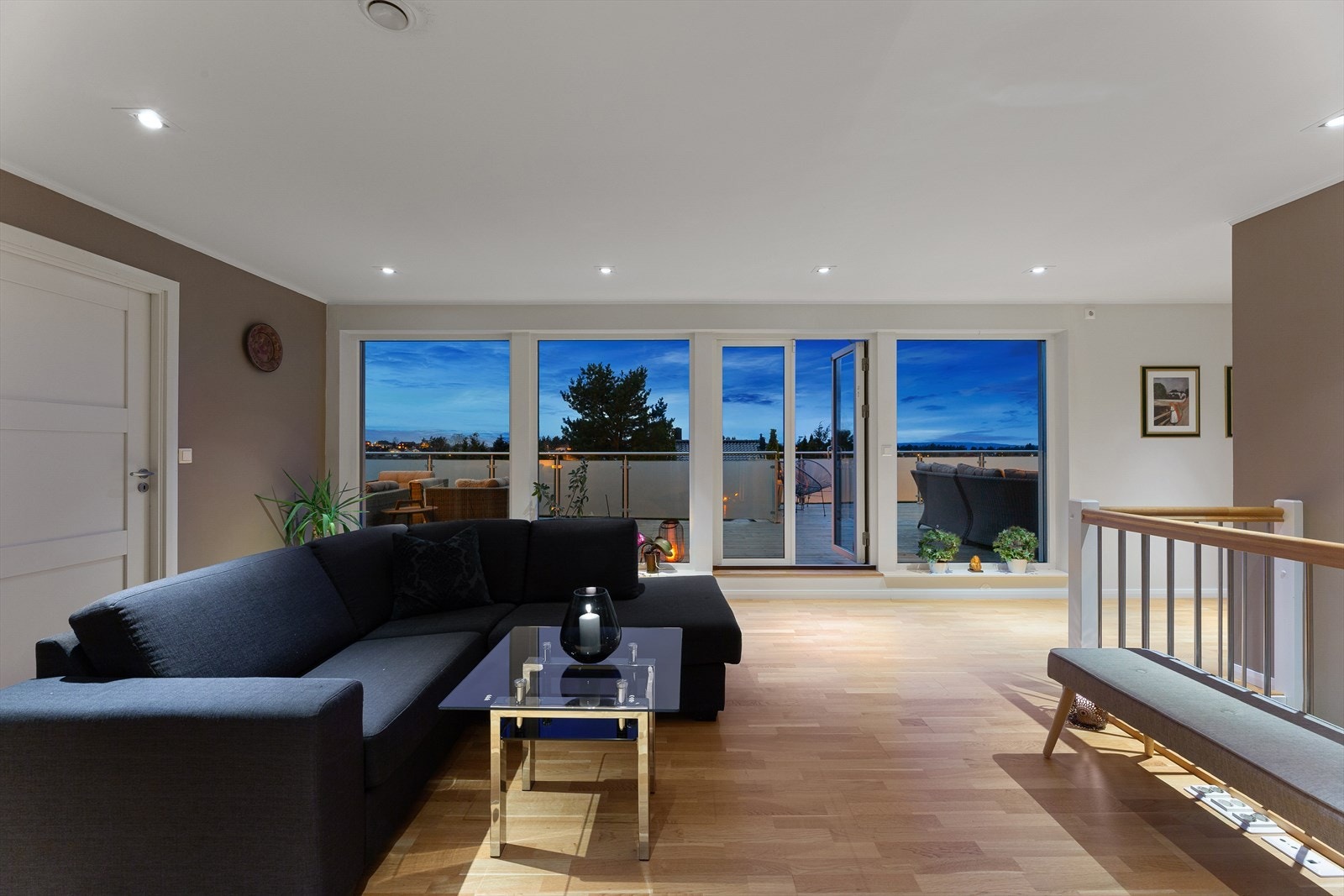 Tv-stue i 2.etasje med utgang til takterrasse. Galleribilde