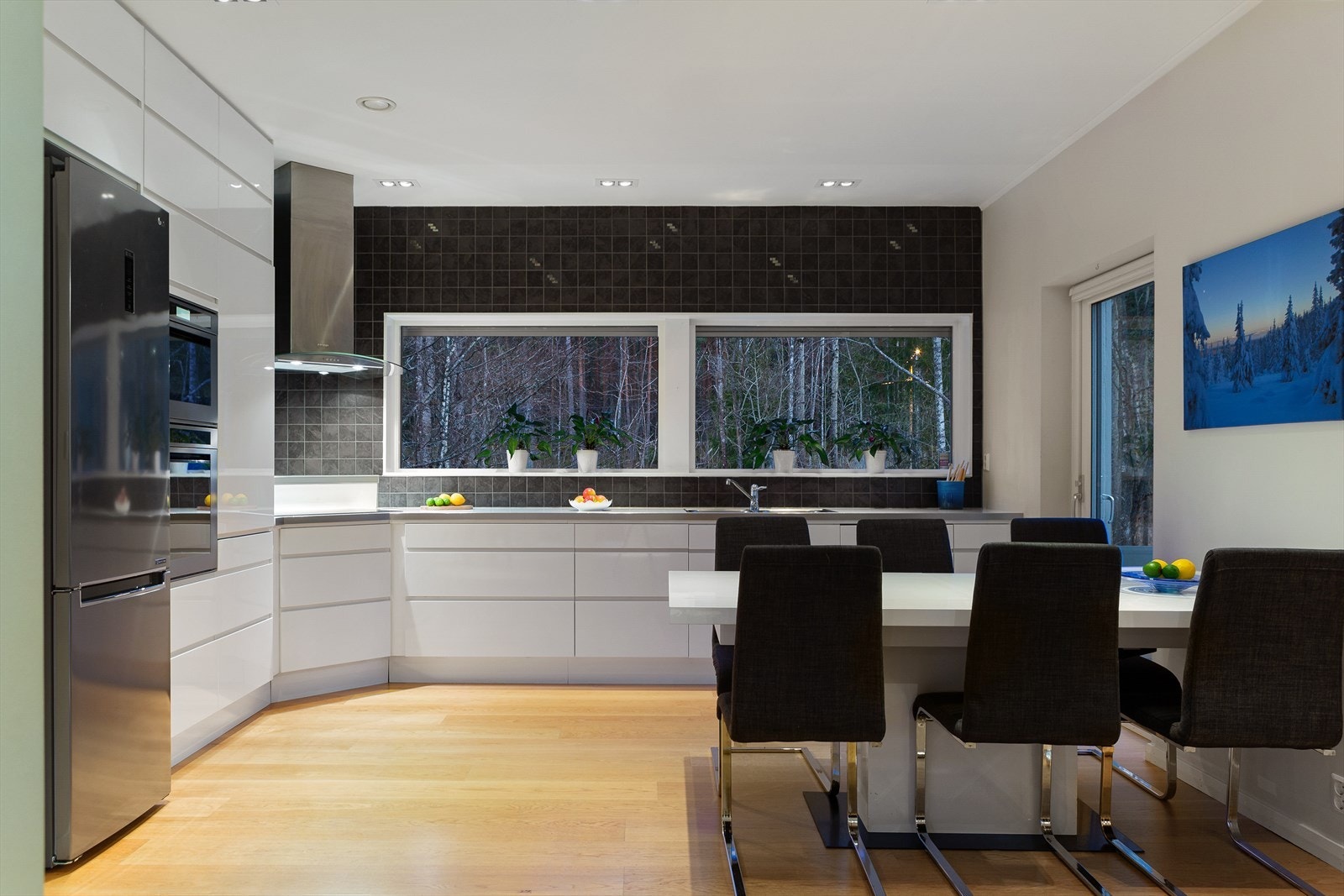 Pent kjøkken, godt utnyttet med skapplass. Galleribilde