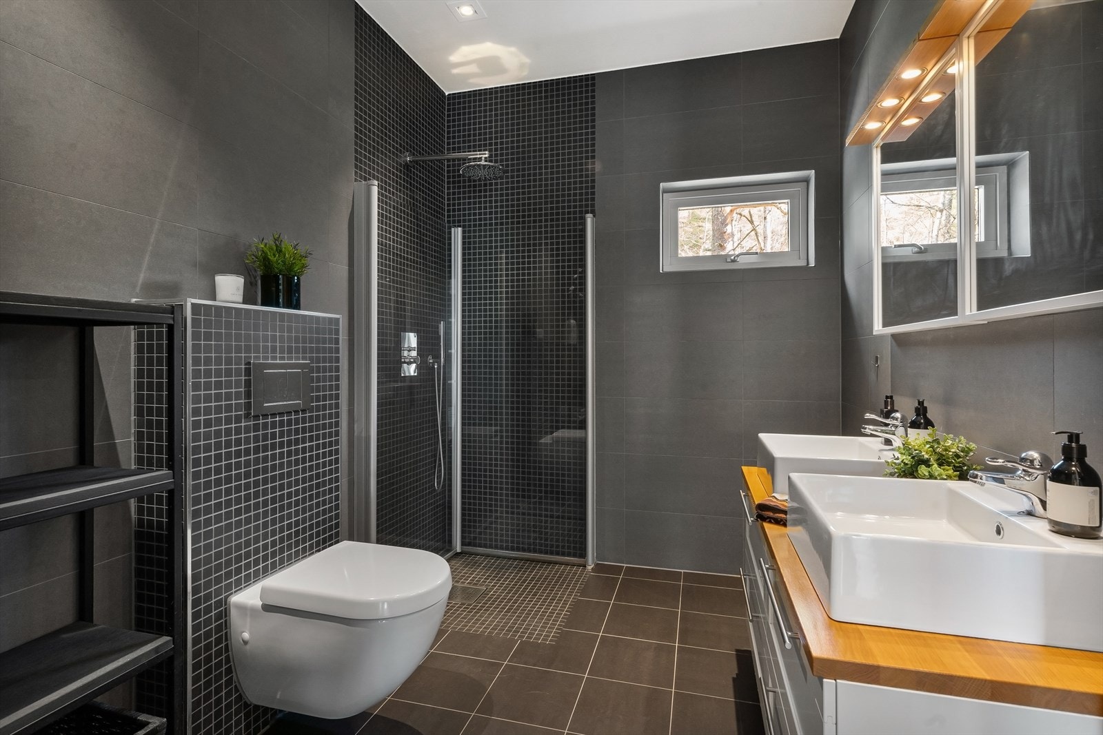 To bad i boligen, et i hver etasje. Galleribilde