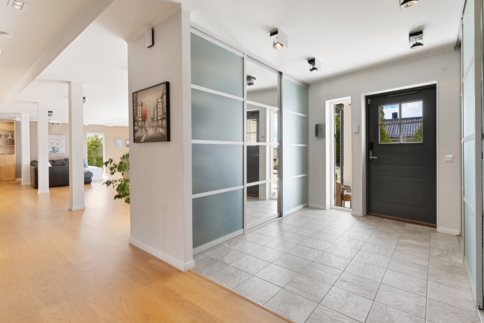 Romslig gang med god garderobeløsning. Galleribilde