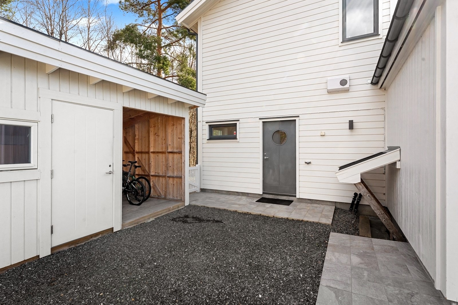 Praktisk redskapsbod og hvor det videre er inngang til boligen. Galleribilde