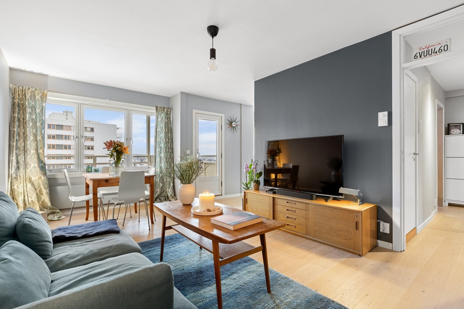 Lys og luftig stue med parkettgulv fra 2015 som skaper et moderne uttrykk. Galleribilde