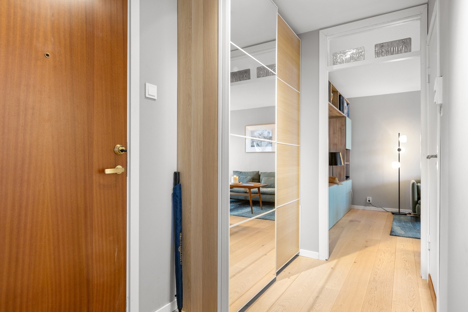 Entréen er innbydende med god plass til både skoskap, oppheng og skyvedørsgarderobe. Galleribilde