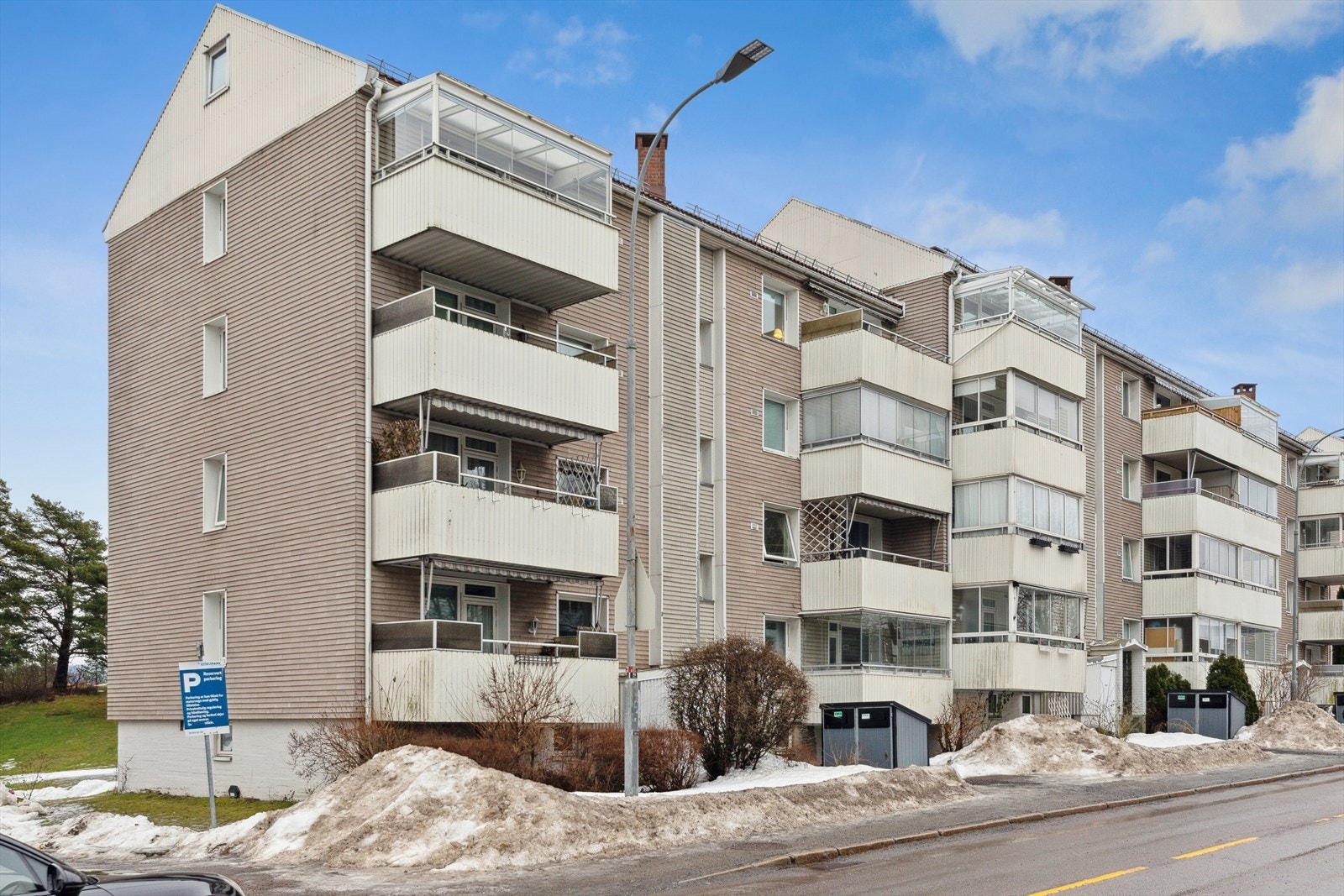 Leiligheten ligger i et veletablert og sentralt boligområde på Manglerud i bydelen Østensjø i Oslo kommune. Galleribilde