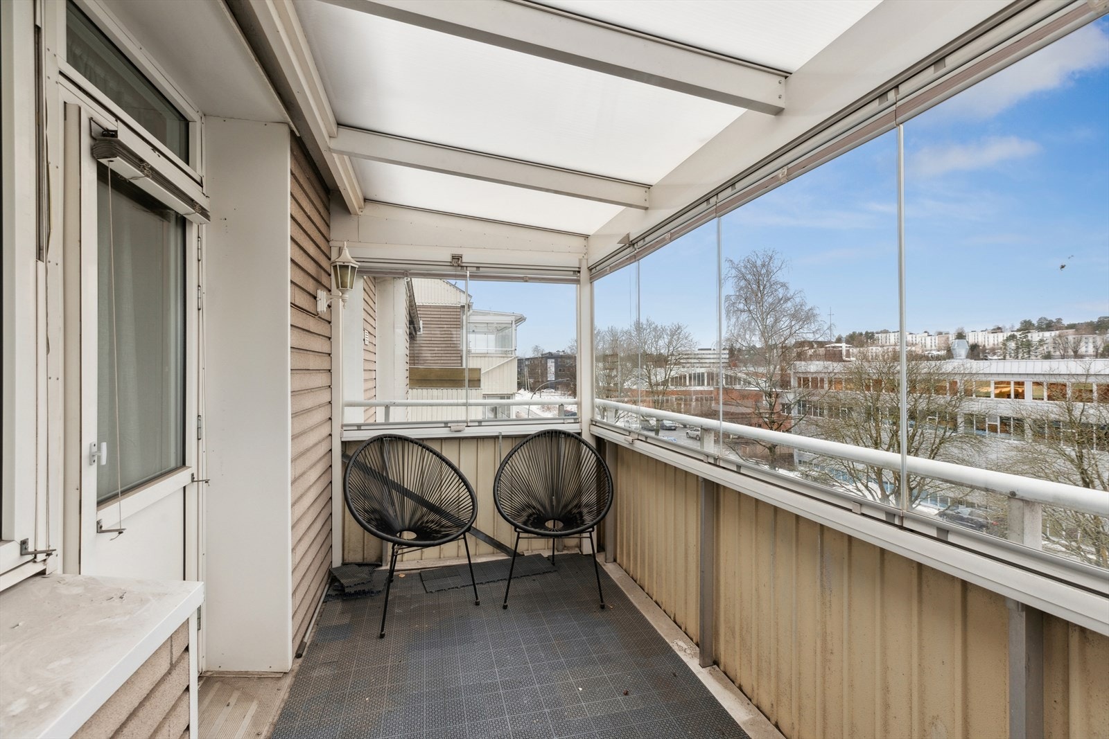 Toppleilighet med innglasset balkong og gode solforhold. Galleribilde
