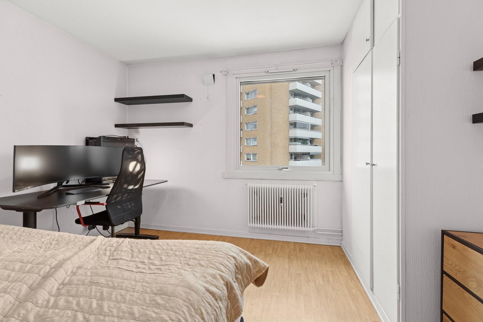 Leiligheten oppvarmes med felles varme med vegghengte radiatorer. Galleribilde