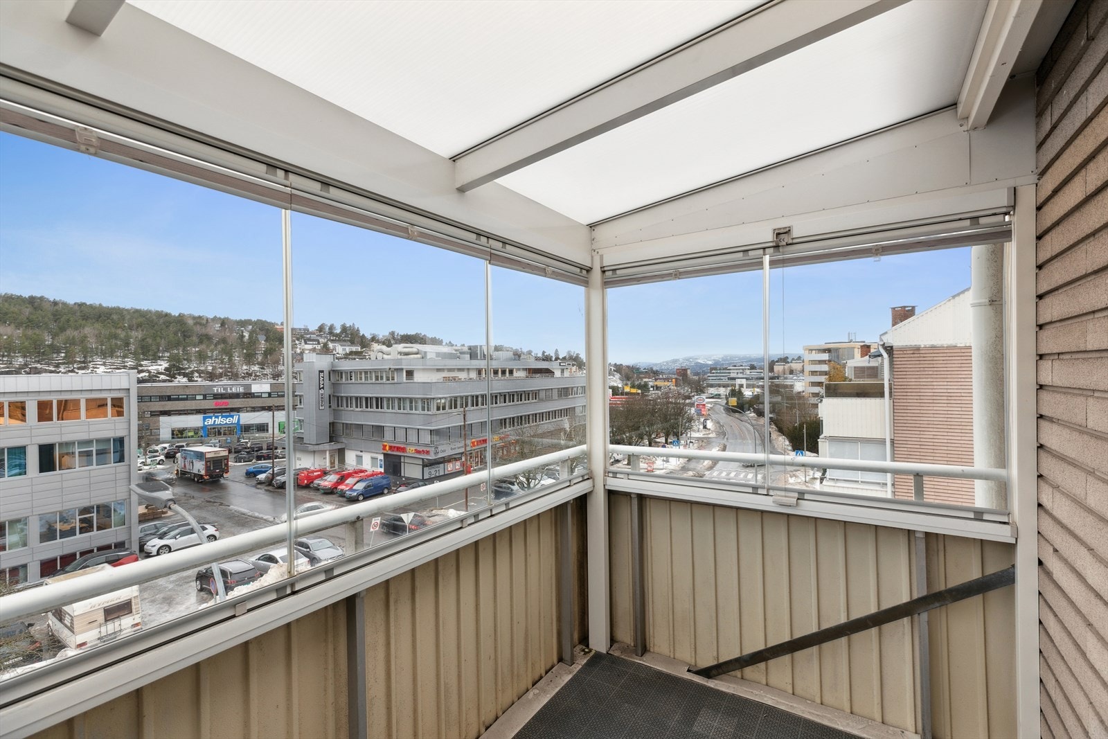 Innglasset balkong med vidstrakt utsikt- på en god dag kan man se Holmenkollen. Galleribilde