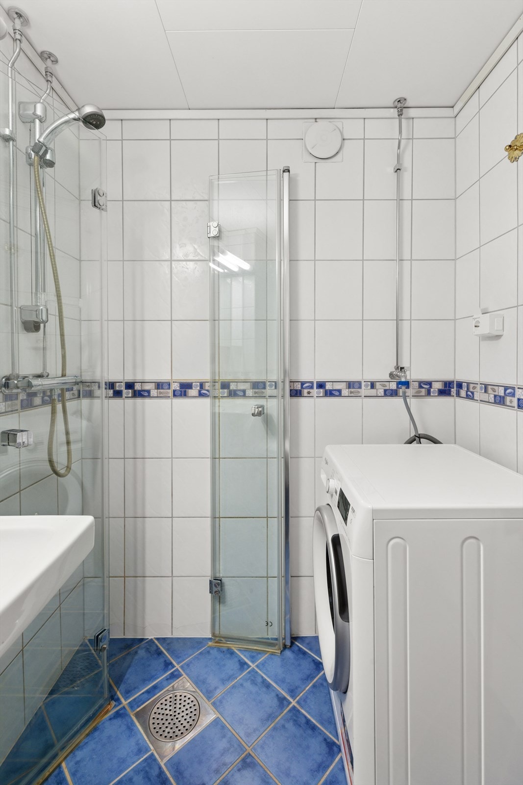 Baderommet har opplegg for vaskemaskin. Galleribilde