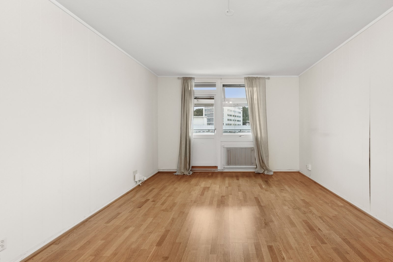 Fra stuen er det adkomst til innglasset balkong. Galleribilde