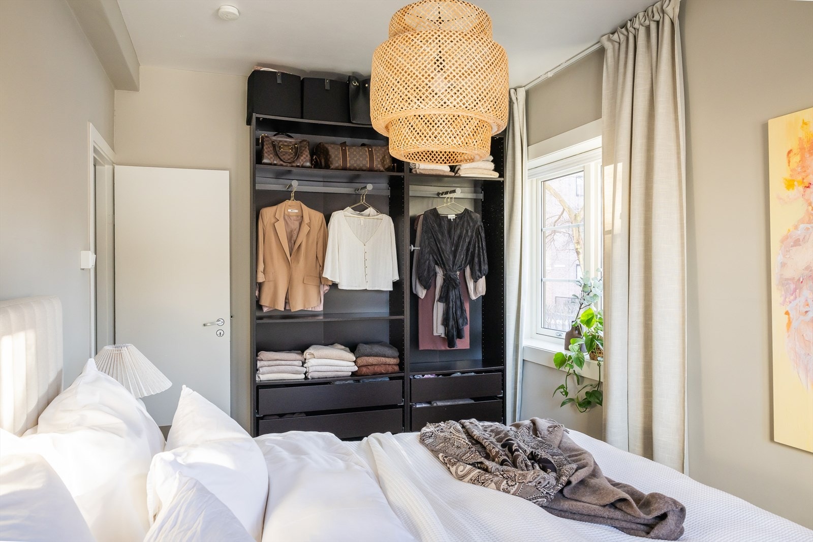 Her er det god plass til seng, garderobe og nattbord. Galleribilde