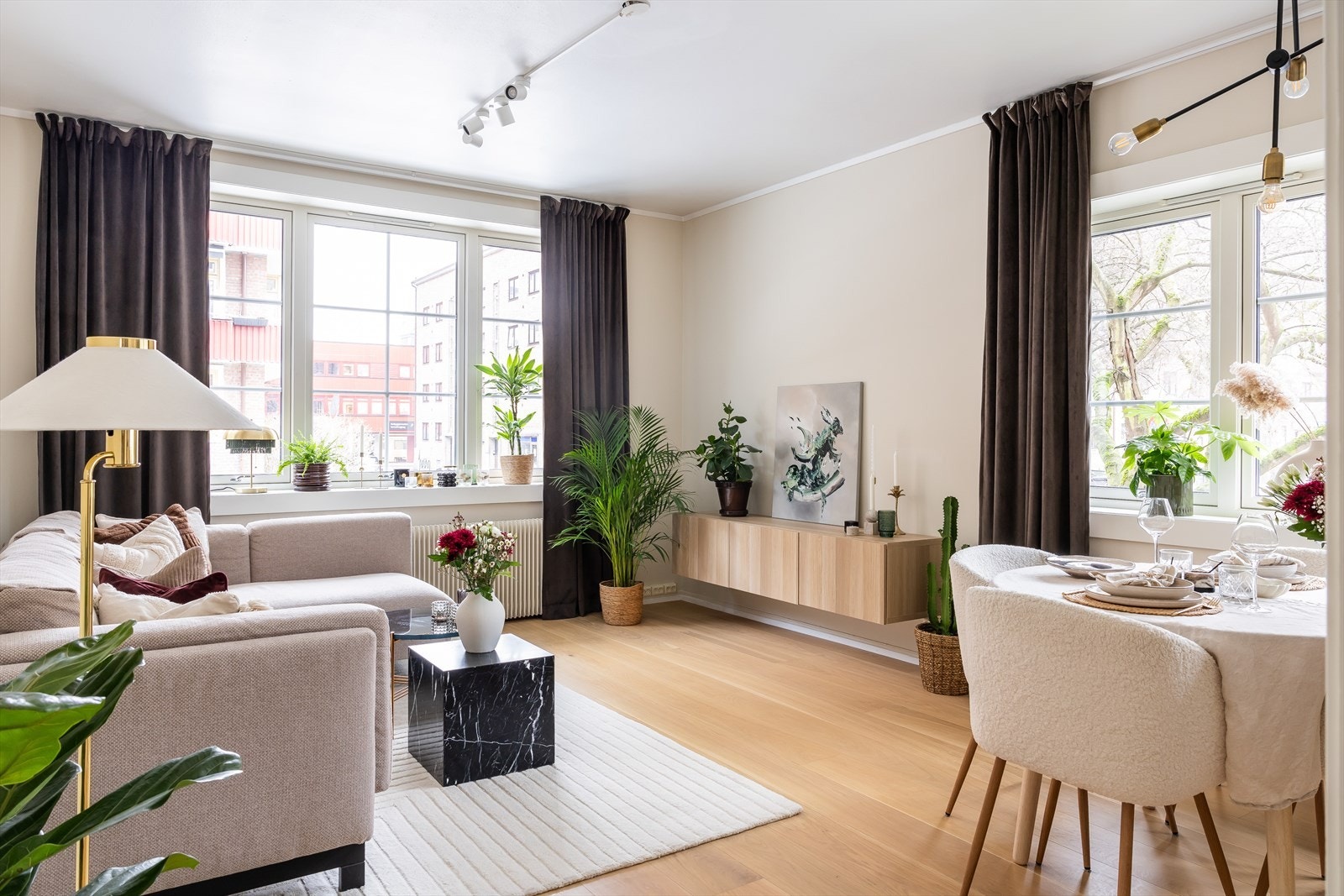 Marius Enevoldsen ved Nordvik Eiendomsmegling ønsker velkommen til Sandefjordgata 2A! Galleribilde