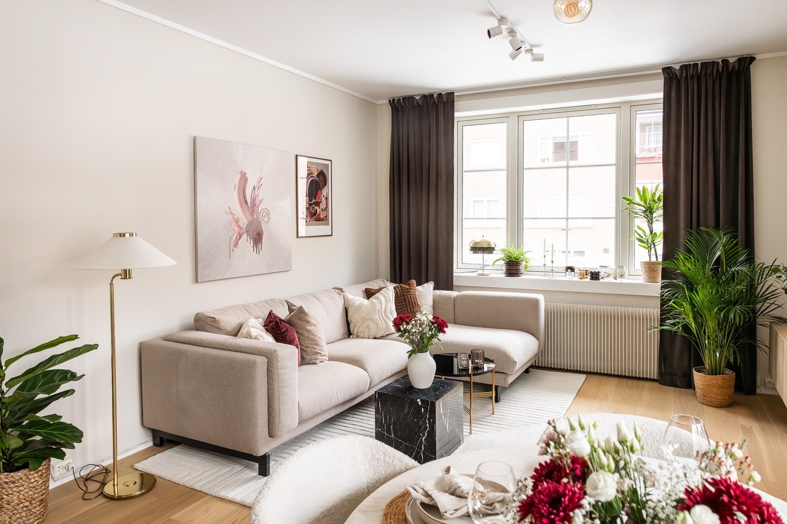 Stuen gir et godt førsteinntrykk til boligen med sine lekre detaljer og høye standard. Galleribilde