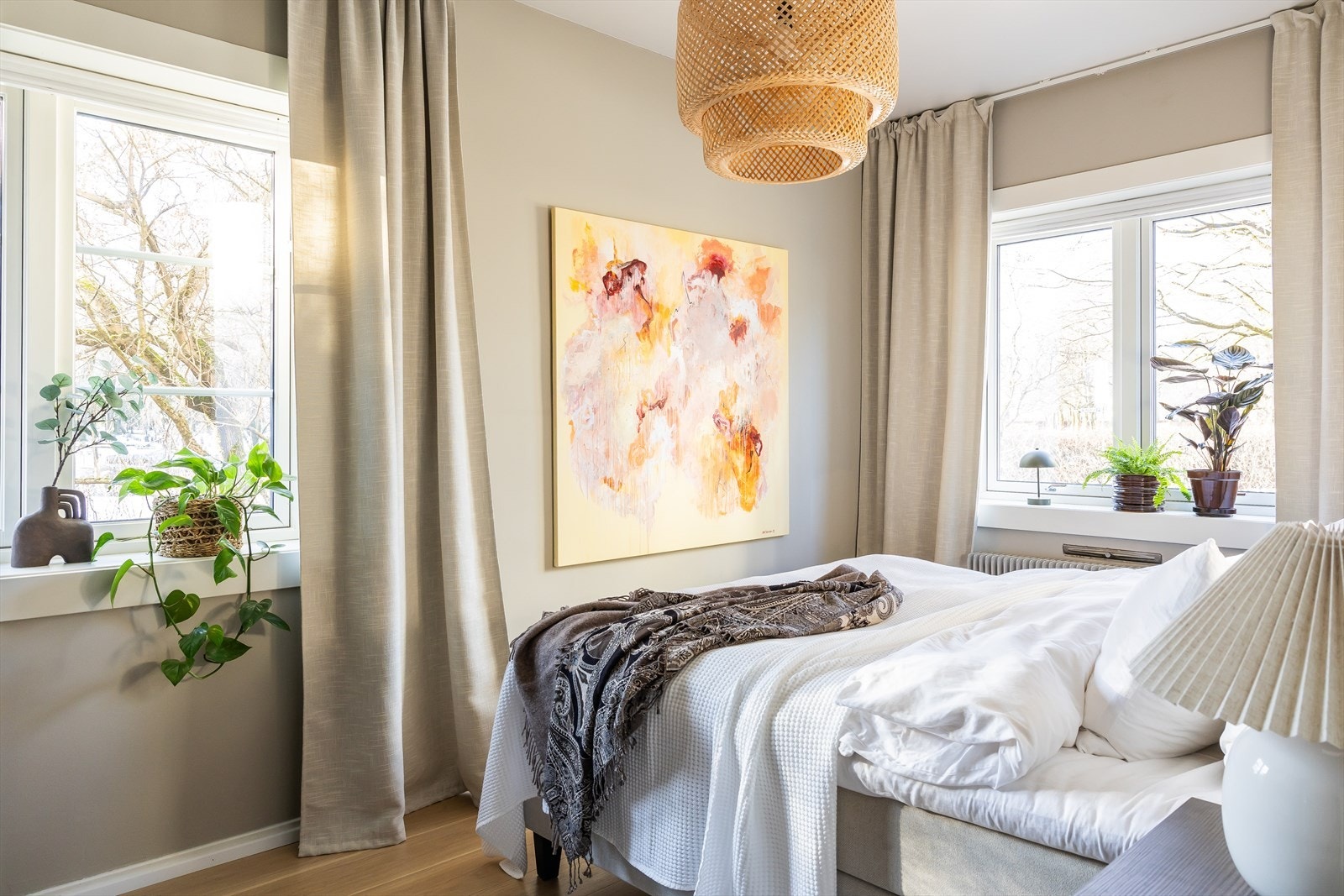 Leiligheten har et flott og romslig soverom med adgang fra entré. Galleribilde